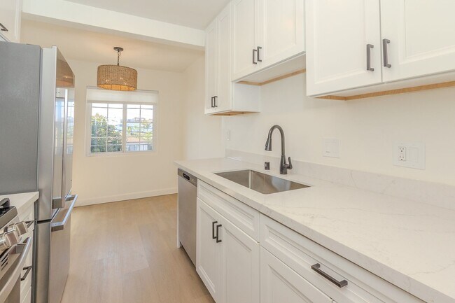Building Photo - Showing NOW! Stylishly Remodeled 1-Bed/1-Bath Gem in Crown Point / Pacific Beach. Only $1500 DEPO...