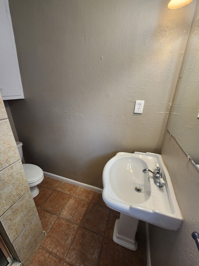 Building Photo - 3 bed 2 bath home, move in ready!