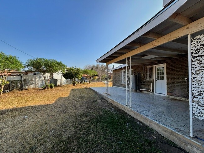Building Photo - 3413 N Buena Vista Ave