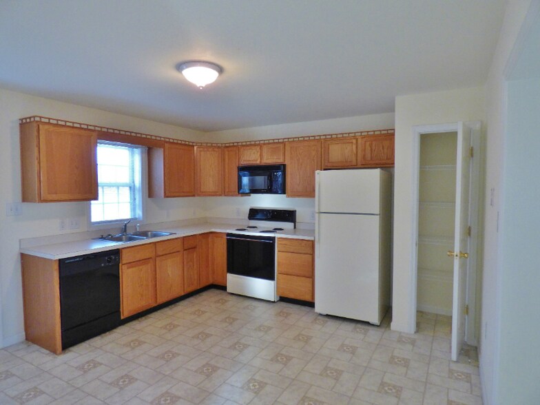 Building Photo - 9379 Redtop Ct