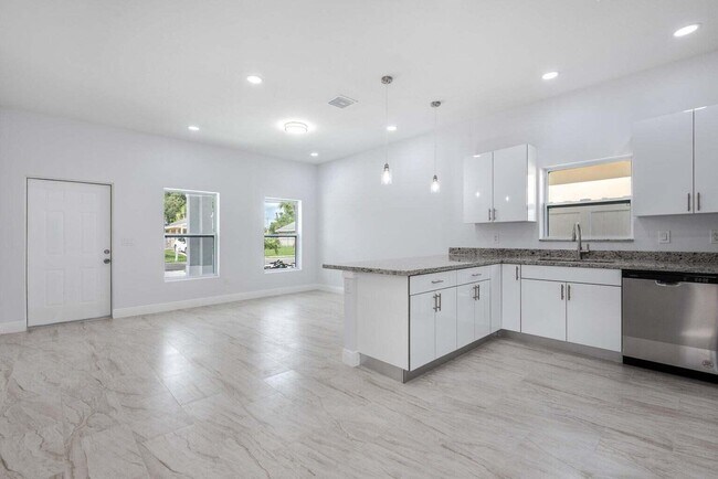 Building Photo - 2827 Saranac Ave