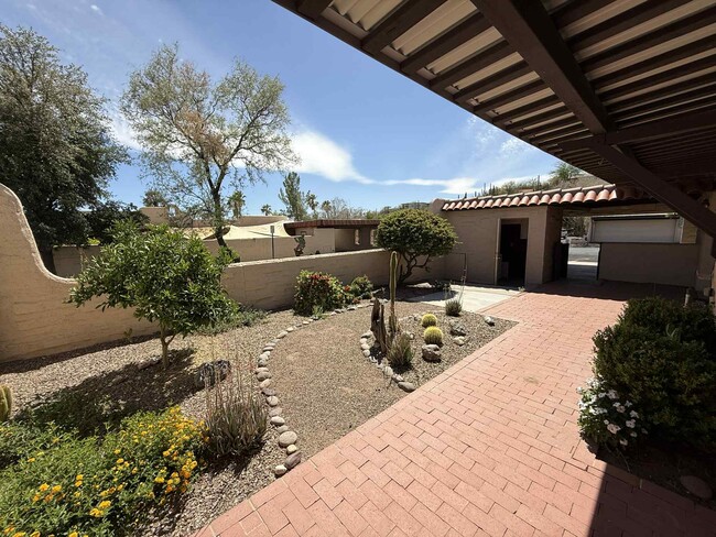 Building Photo - 5204 N Tigua Dr