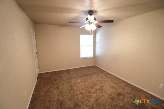 Building Photo - 917 Brookview Dr