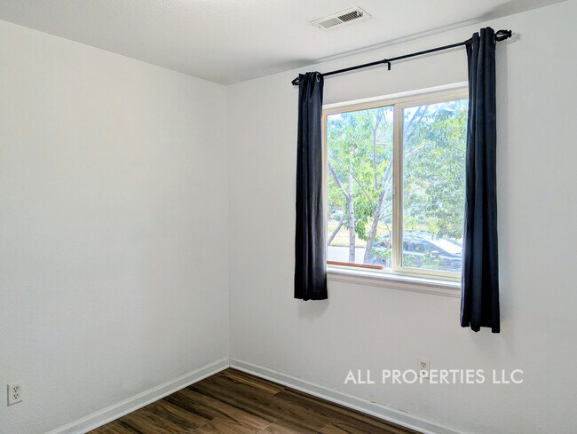 Building Photo - 1617 W 39th Ave