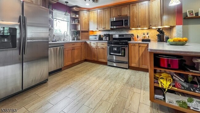 Building Photo - 106 6th Ave