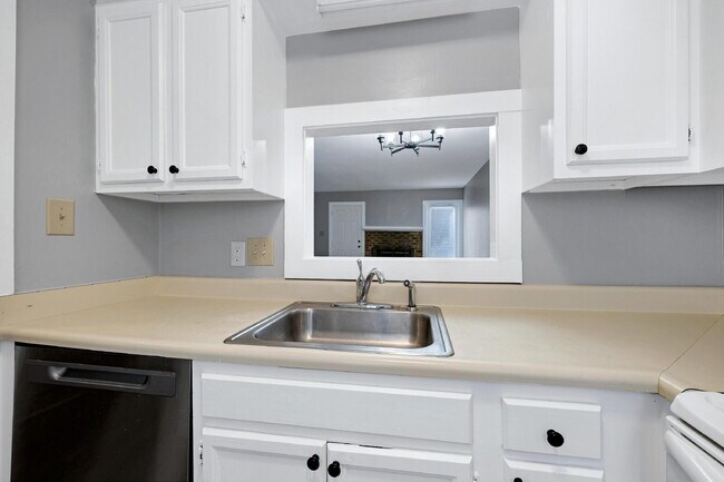 Building Photo - 5544 Kaplan Dr