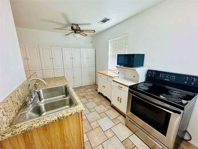 Building Photo - 12366 Legacy Ln