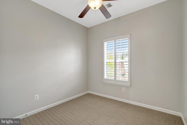 Building Photo - 6927 Rolling Creek Way