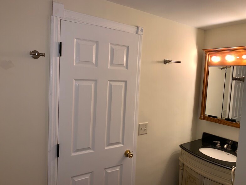 Building Photo - 4268 Sample Ct
