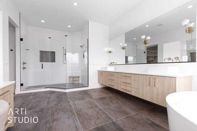 Building Photo - Beautiful 6 Bedroom 4.5 Bathroom Home in D...