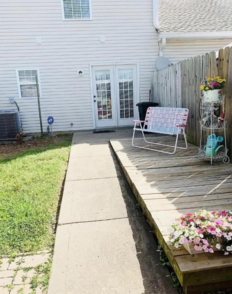 Building Photo - 903 Seven Oaks Blvd