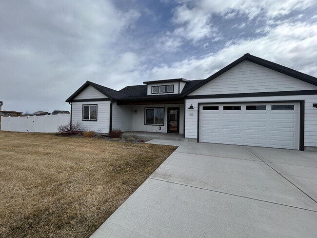 Building Photo - Luxury 4 Bed / 2 Bath Home on .84 Acres – UTILITIES INCLUDED - 3 Car Garage – RV Parking