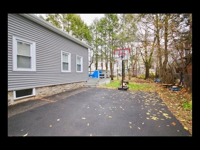 Building Photo - 2 Bedroom Single Cottage Family Home in Wo...