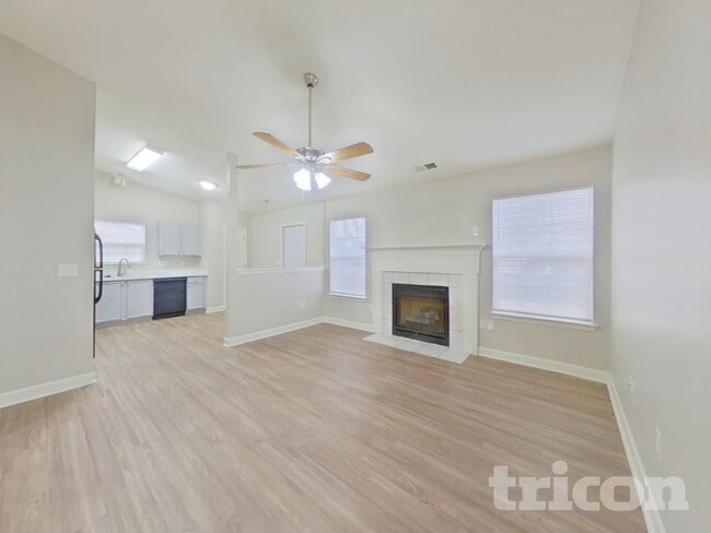 Building Photo - 919 Lakehill Rd