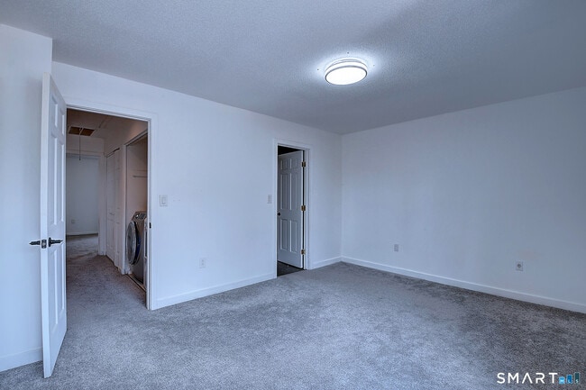 Building Photo - 32 Farmington Chase Crescent