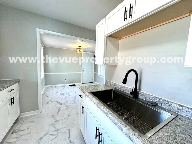 Building Photo - MOVE IN SPECIAL! Move in this November and...