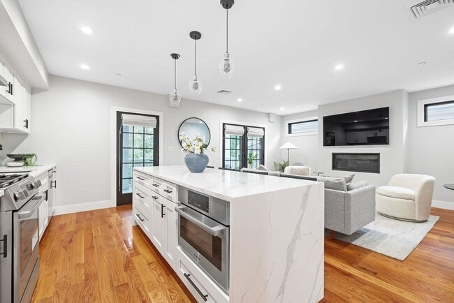 Building Photo - 113-115 Falcon St