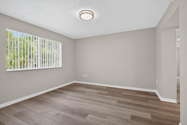 Building Photo - 1100 Crestwood Ct S