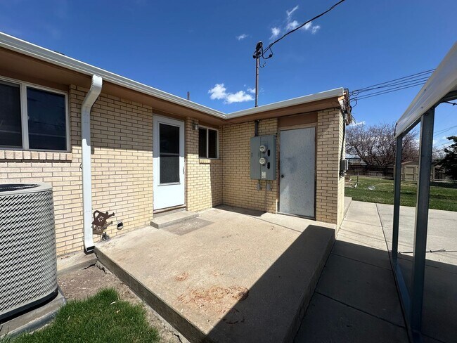 Building Photo - 520 W 32nd St