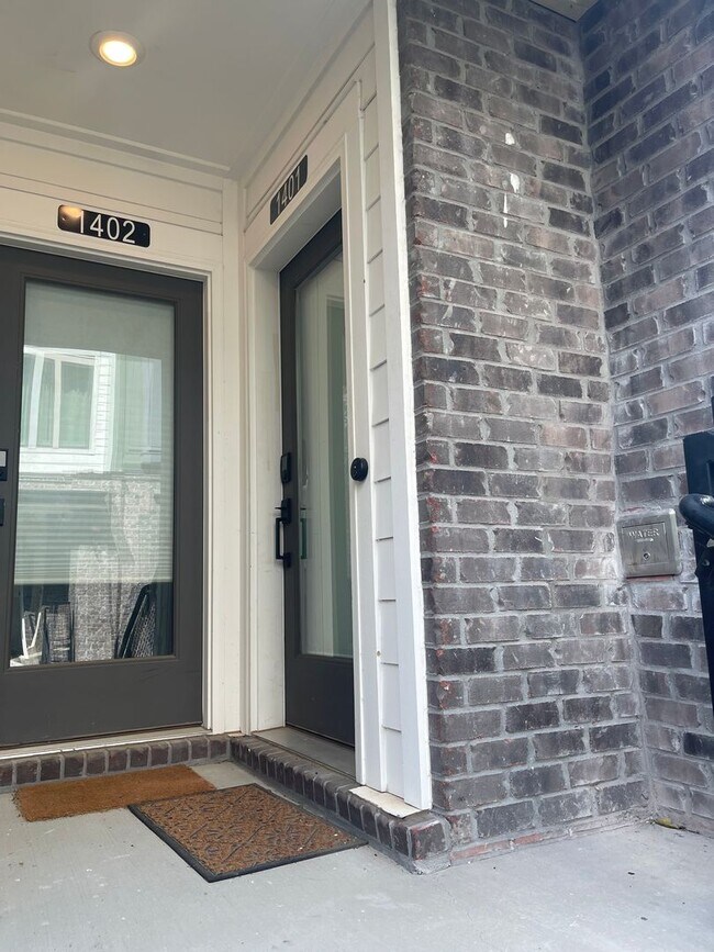 Building Photo - Beautiful Grant Park Condo