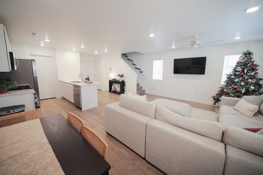 Building Photo - 1737 S Devils Garden Ln