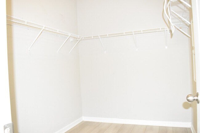 Building Photo - 572 Windermere Way