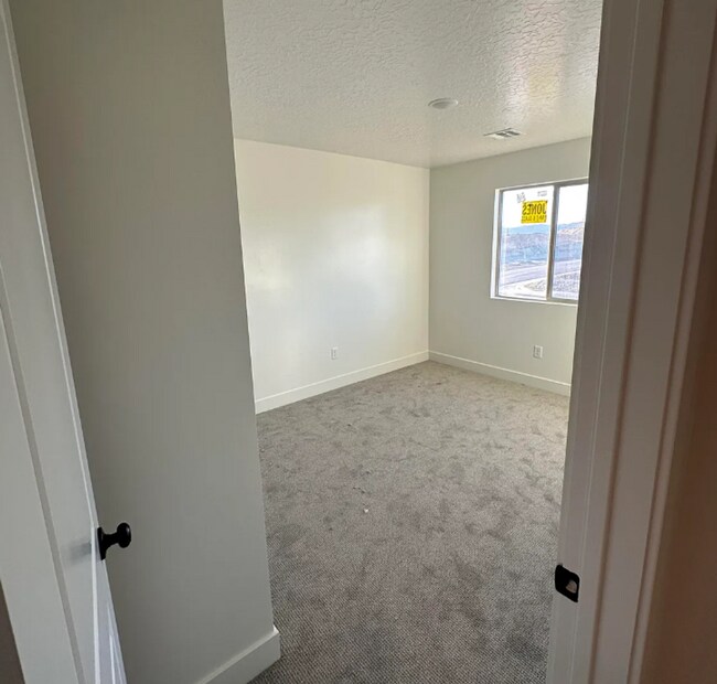 Building Photo - Beautiful, Modern 3 Bedroom Townhome!