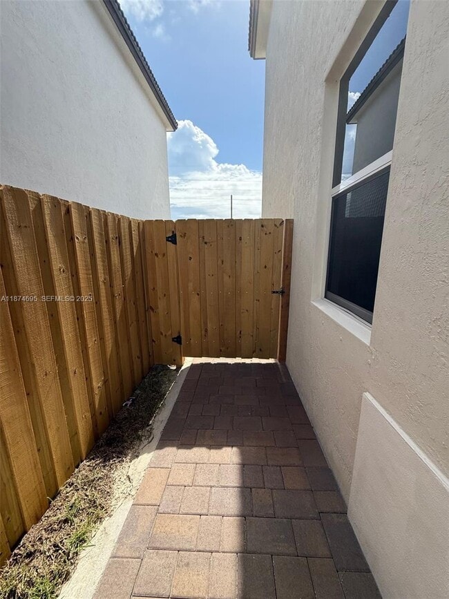 Building Photo - 2600 SE 25th St