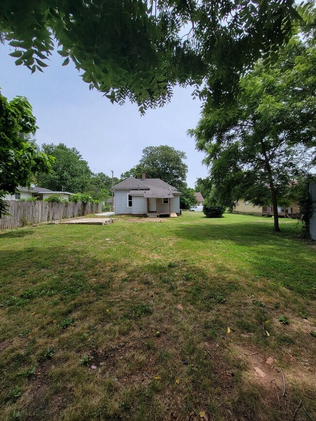 Building Photo - 2209 N Travis Ave