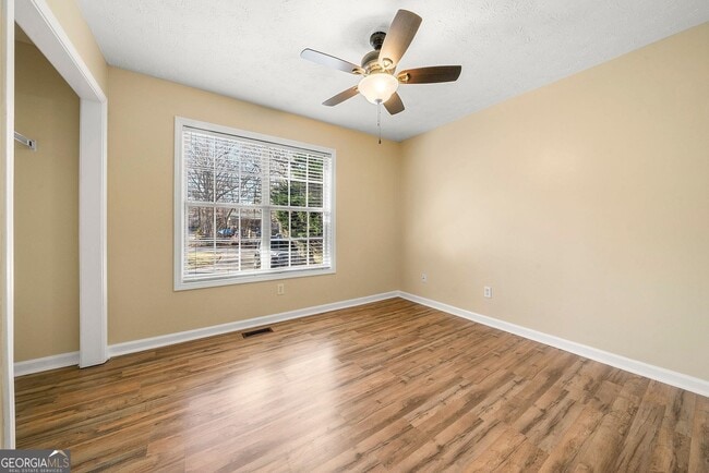 Building Photo - 198 Lakeview Dr