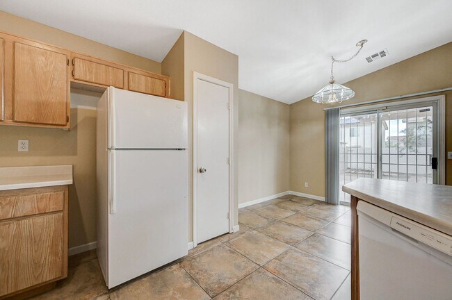 Building Photo - Rare Single Story Home with hard flooring!