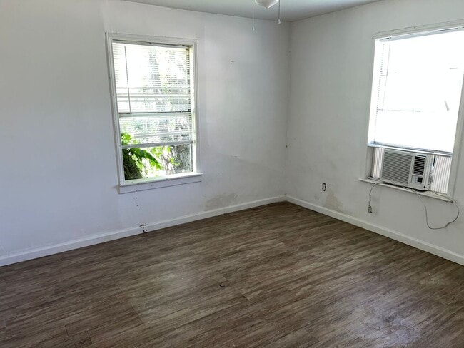 Building Photo - For Rent: Charming 1 Bed / 1 Bath Duplex w...