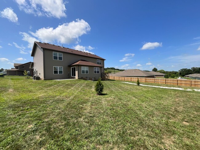 Building Photo - Beautiful Brand New Duplex - Ozark Schools!