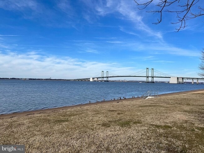 Building Photo - 289 N River Dr