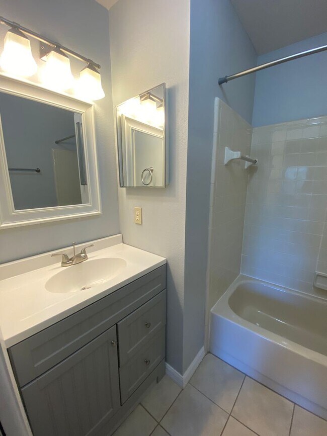 Building Photo - !!!Move In Special!!! 3/2.5 IN BEACON HILL...