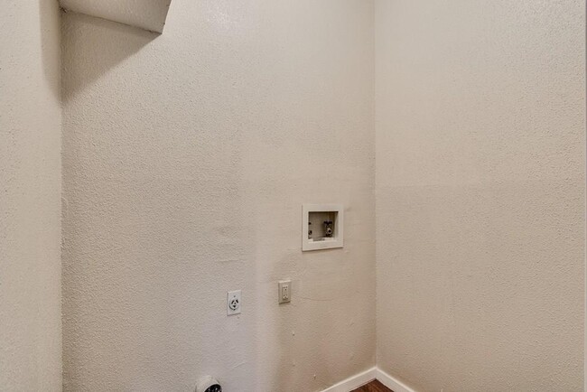 Building Photo - 2611 Ektom Dr