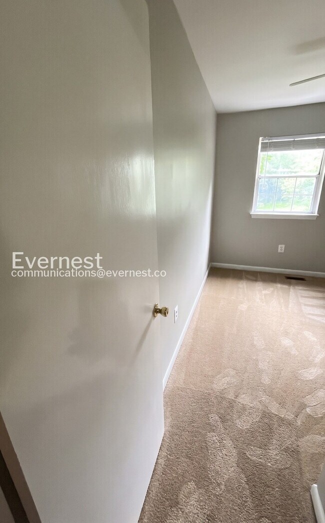 Building Photo - Spacious Town Home with Fenced Yard and Modern Amenities | Pet Friendly | Available Soon!