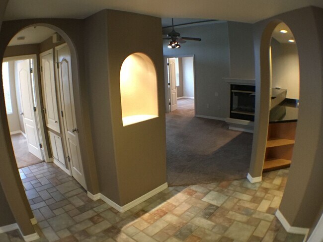 Building Photo - Great 2 bedroom condo on 2nd story!