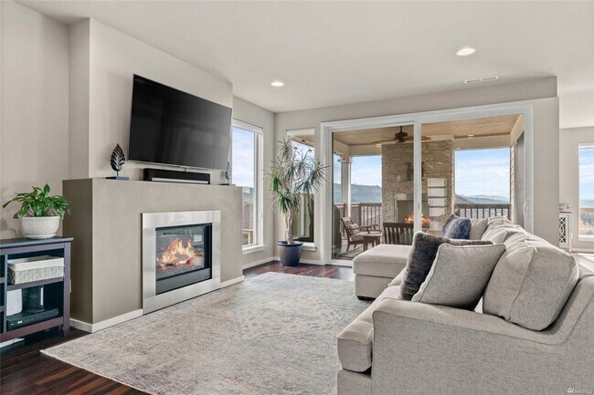 Building Photo - Beautiful 4 bed/2.5 bath dream home in Mon...