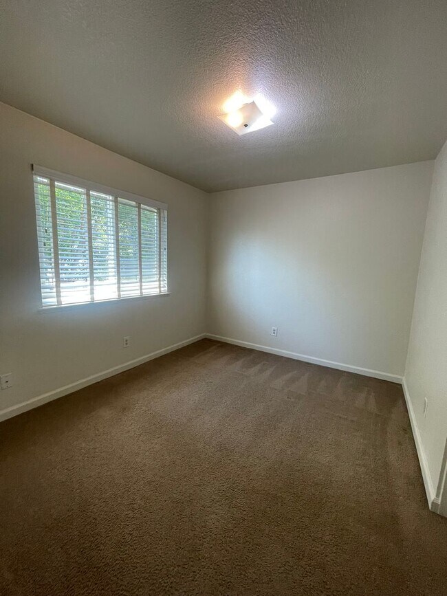 Building Photo - 3 Bedroom 2.5 Bath Home with Huge Covered Patio in Backyard!