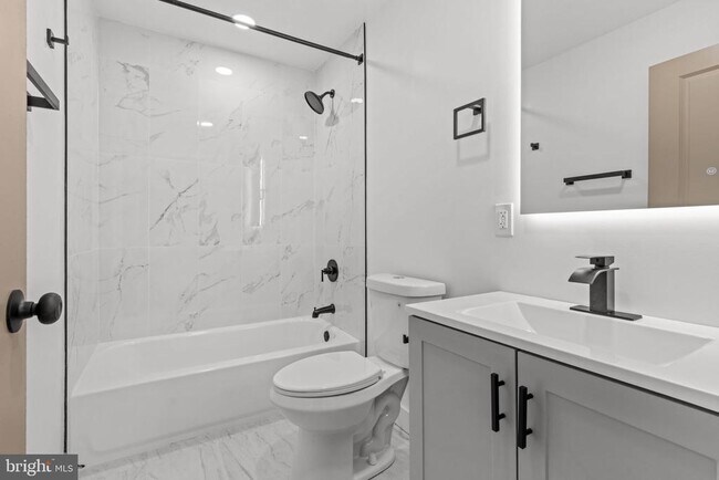 Building Photo - 12 Stonybrook Dr