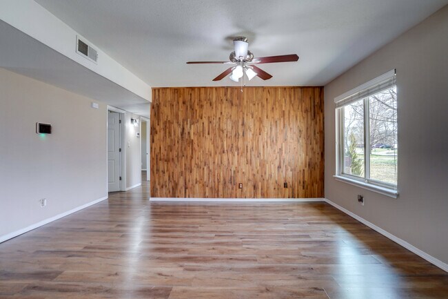 Building Photo - 1906 N Chambers Ter