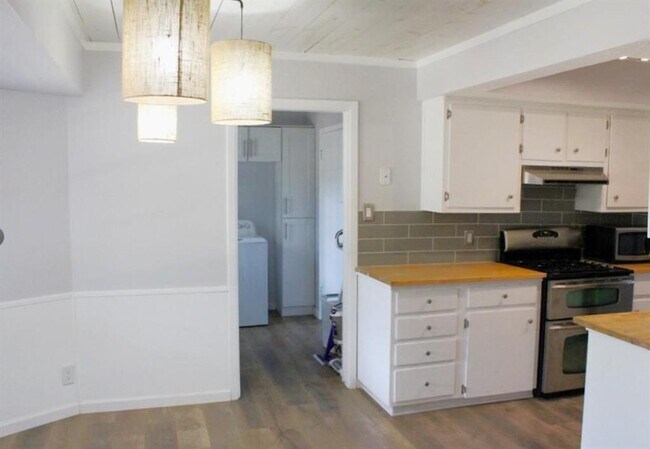 Building Photo - 1507 Pine Knoll Dr