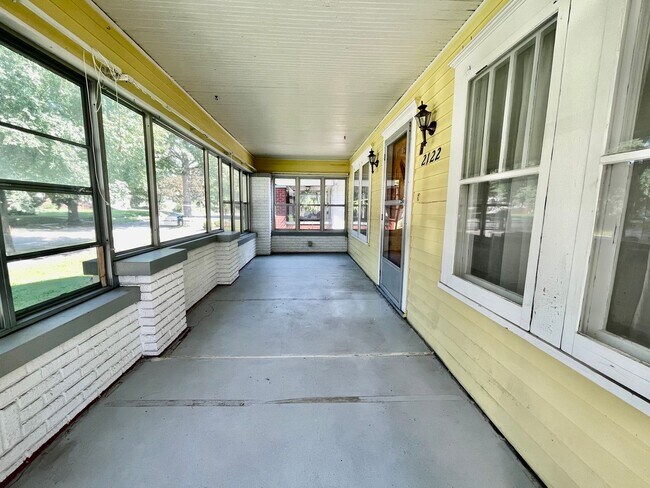 Building Photo - Charming 2-Bedroom Home with Hardwood Floors & Private Driveway!