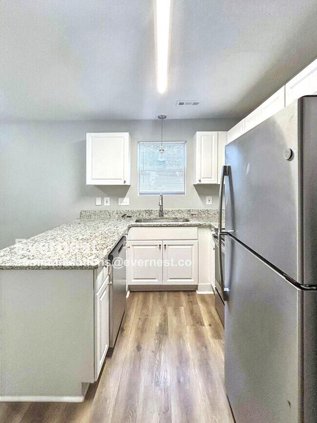 Building Photo - 3 Bed/2 Bath Home with Garage / Pet-Friendly / Vouchers Accepted / Coming Soon!