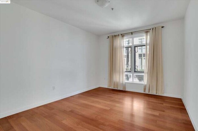 Building Photo - 423 7th St