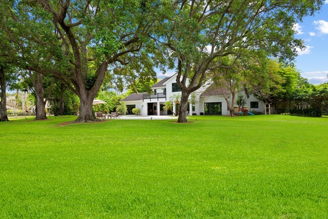Building Photo - 18425 Long Lake Dr