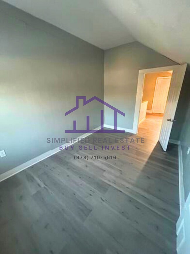 Building Photo - 418 River St