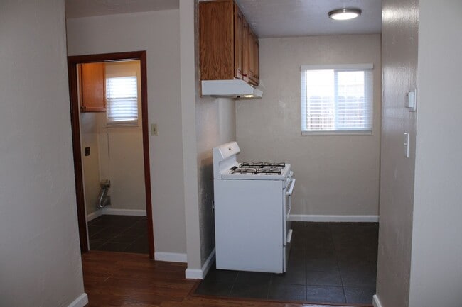 Building Photo - Three Bedroom, One Bathroom House in San Pablo with Laundry Room