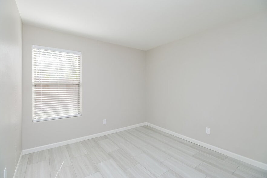 Building Photo - 16583 W Moreland St